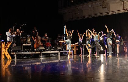 Dansers en musici op het podium