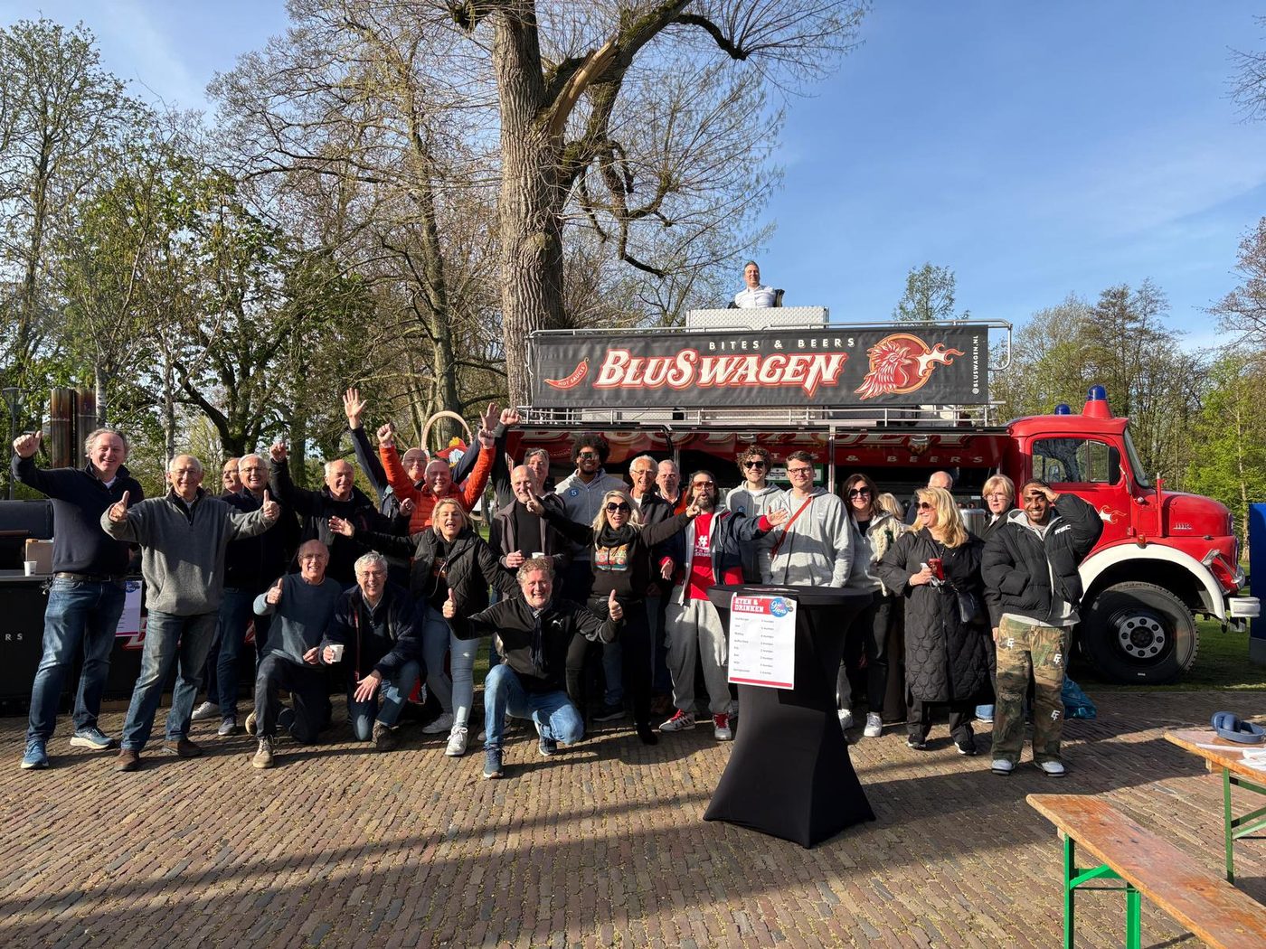 Groepsfoto van leden en vrijwilligers voor de BluSwagen